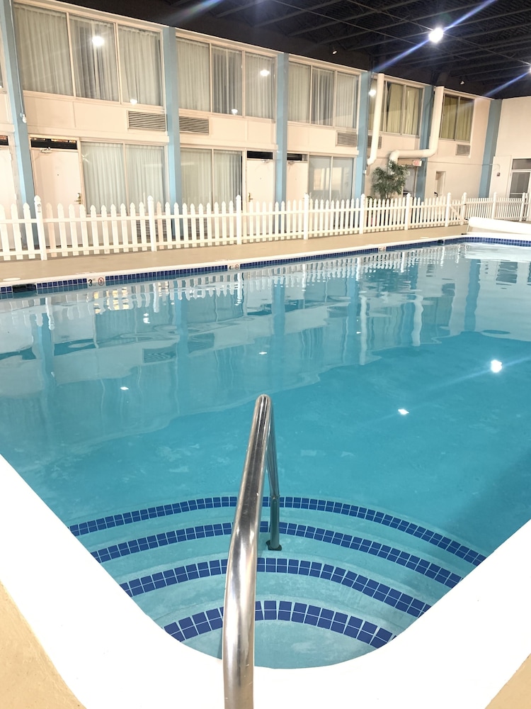 Standard Room, 2 Queen Beds, Non Smoking, Pool View - Photo 6