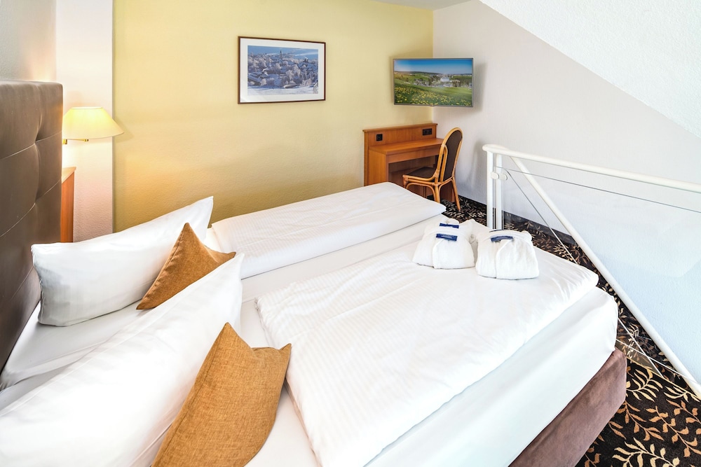 Suite, 1 Queen Bed, Balcony - Photo 4