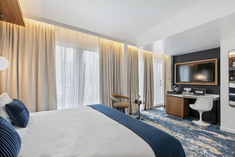 Deluxe Double Room with View on the roofs of Paris photo 2