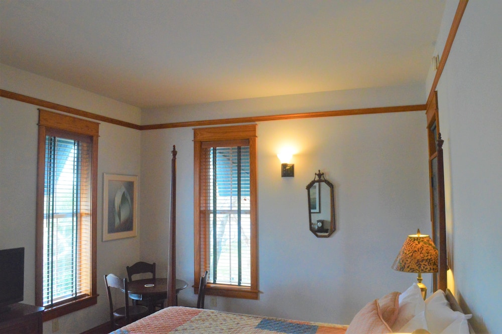 Classic Single Room, 1 King Bed, Private Bathroom, Bay View photo 3