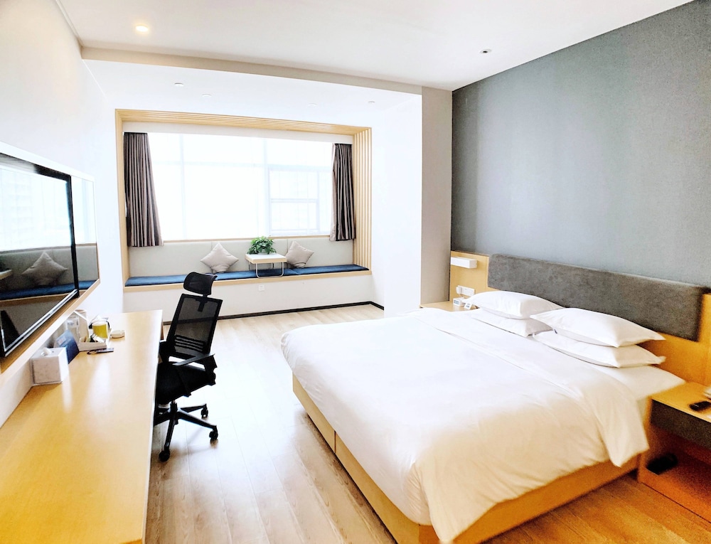 Standard Room, 1 King Bed photo 1