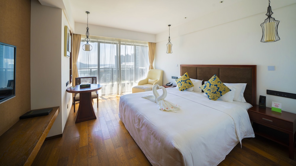 Deluxe Room, 1 King Bed, River View photo 3