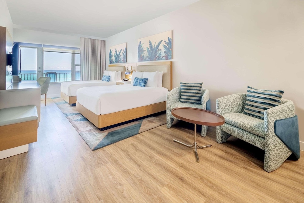 Junior Suite, 2 Queen Beds, Balcony, Oceanfront photo 2