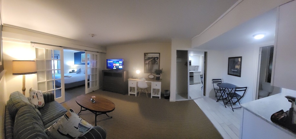 Studio Suite, 1 King Bed, Kitchenette photo 2