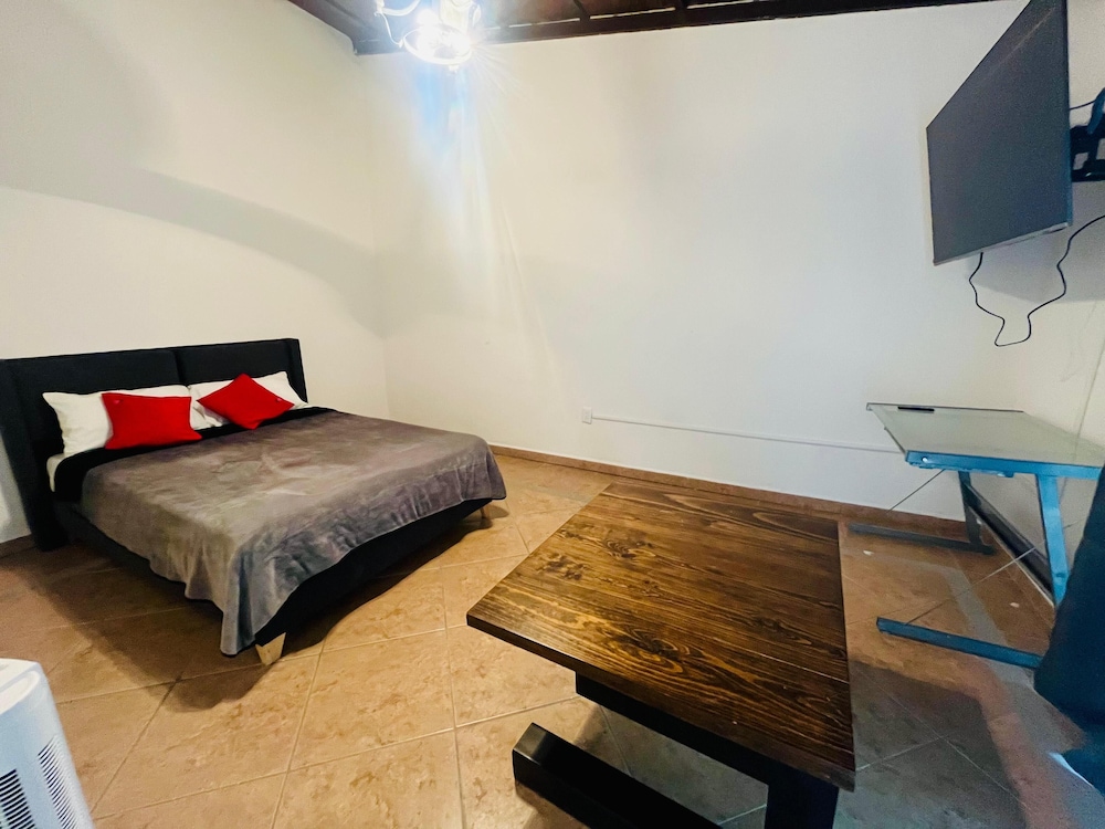 Basic Room, 1 Queen Bed photo 1