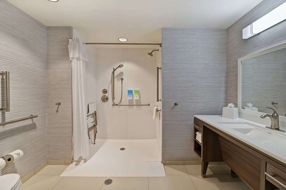 Suite, 1 King Bed, Accessible (Mobility & Hearing, Roll-in Shower) - Photo 6