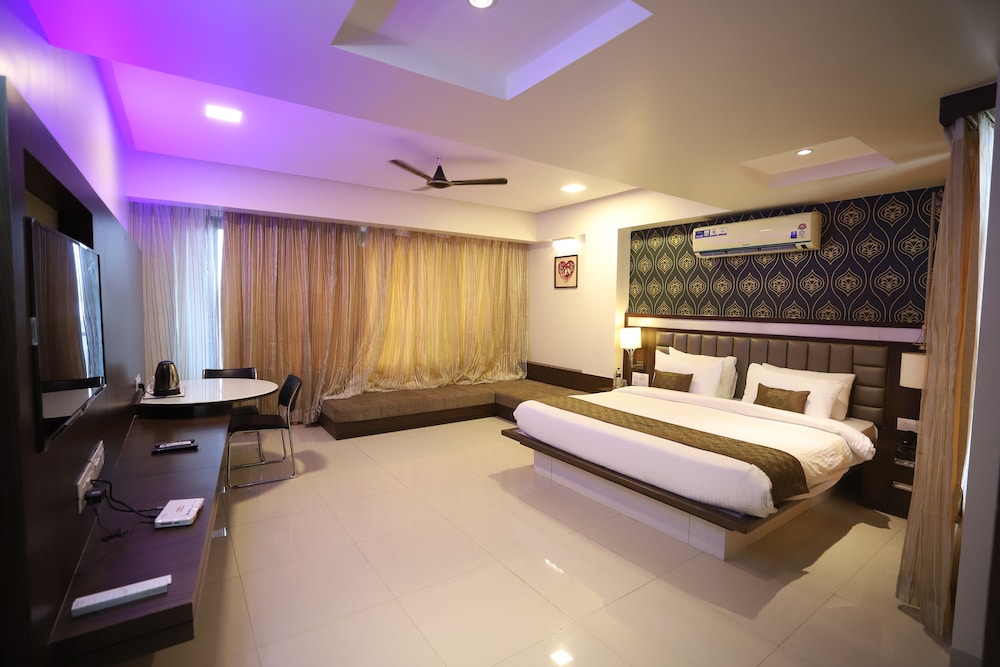 Suite Room - Photo 15