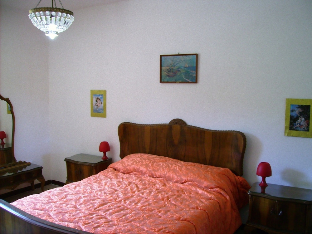 House, 5 Bedrooms, 2 Bathrooms, Hill View photo 3