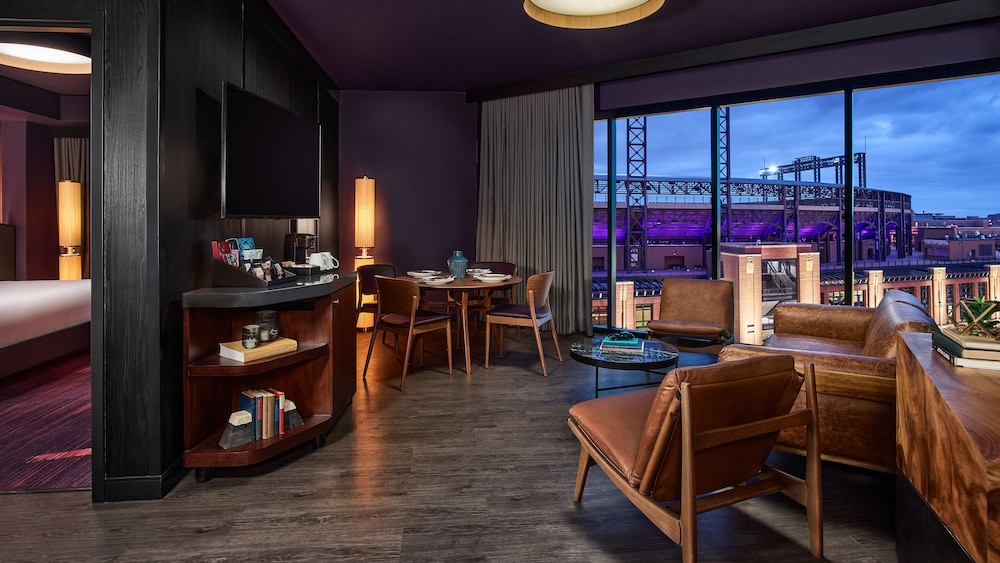 Suite, 1 King Bed, Corner (Mile High)