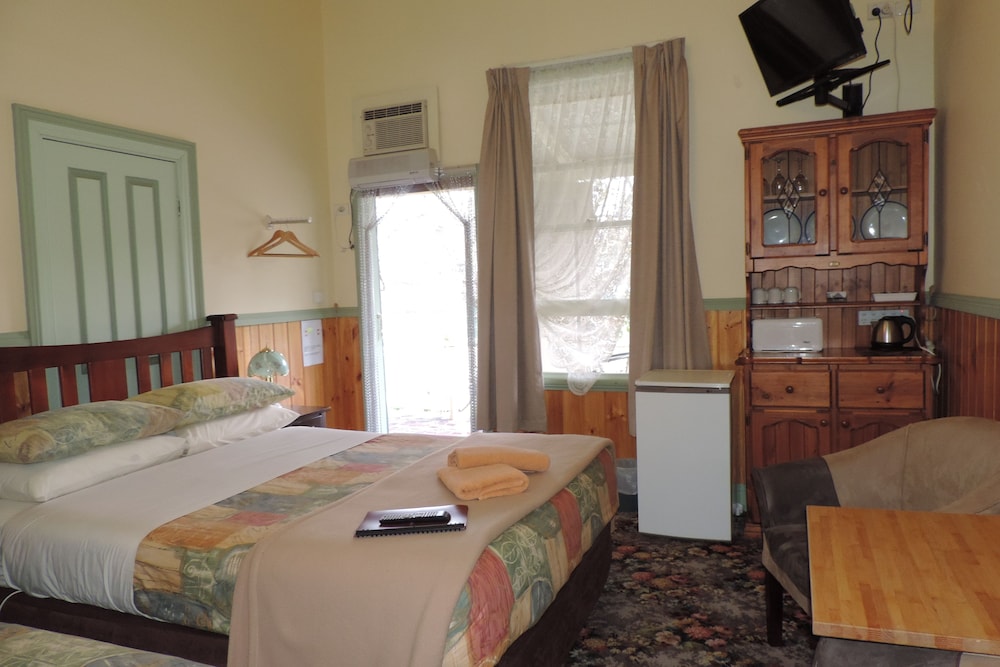 Standard Suite, 1 Bedroom, Non Smoking, Balcony (Motel Queen  Unit) photo 3