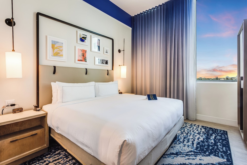 Suite, 1 King Bed - Photo 3