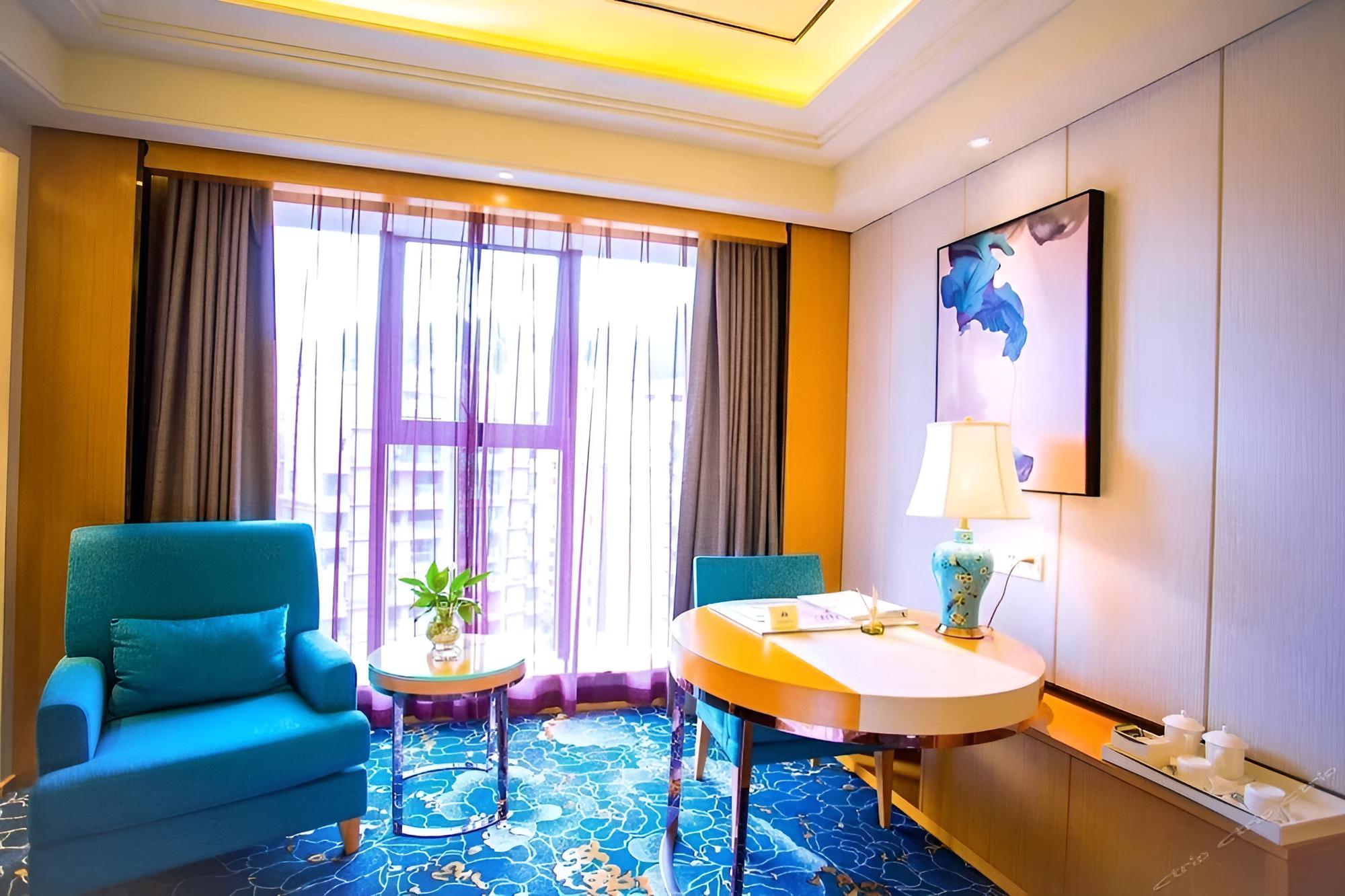 Suite, 1 King Bed, Smoking photo 1
