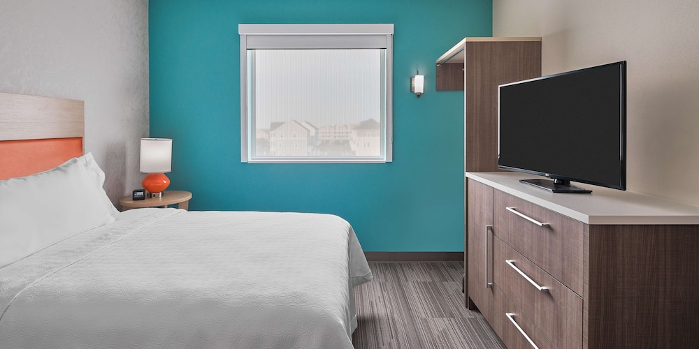 Suite, 1 Queen Bed, Accessible (Mobility & Hearing, Roll-in Shower) photo 3