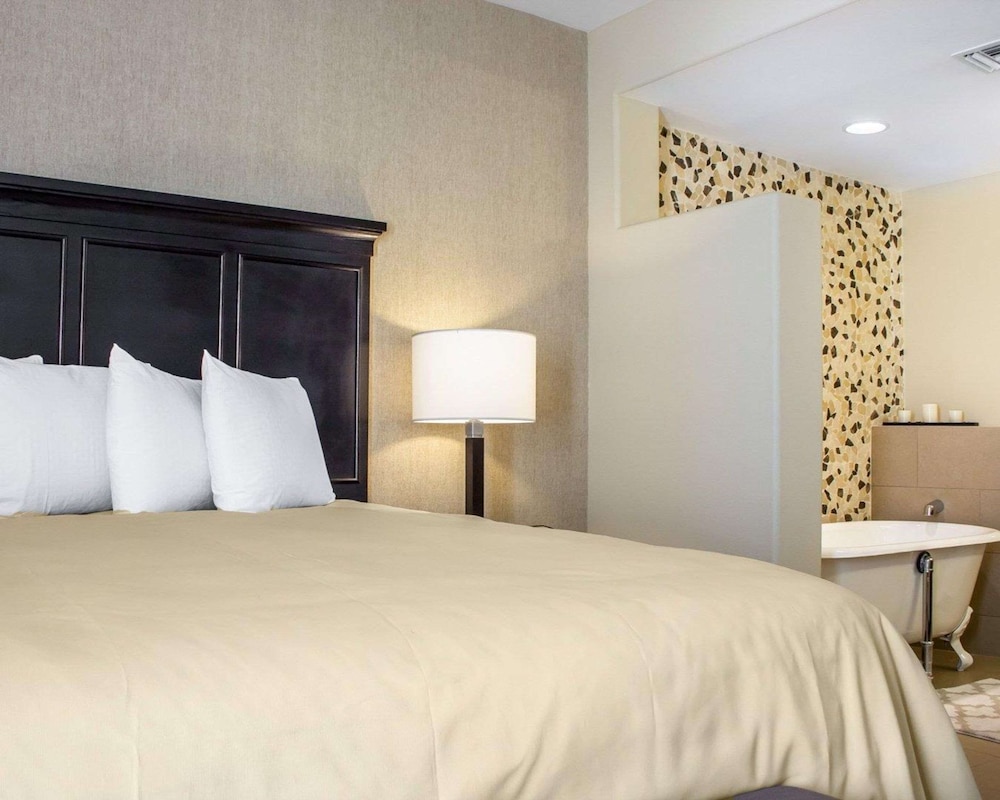 Suite, 2 Bedrooms, Accessible (Lockoff, Studio & 1 Master)