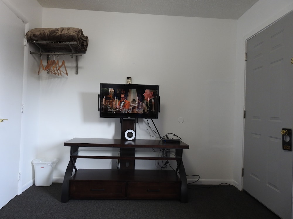 Standard Room, 1 Queen Bed photo 3