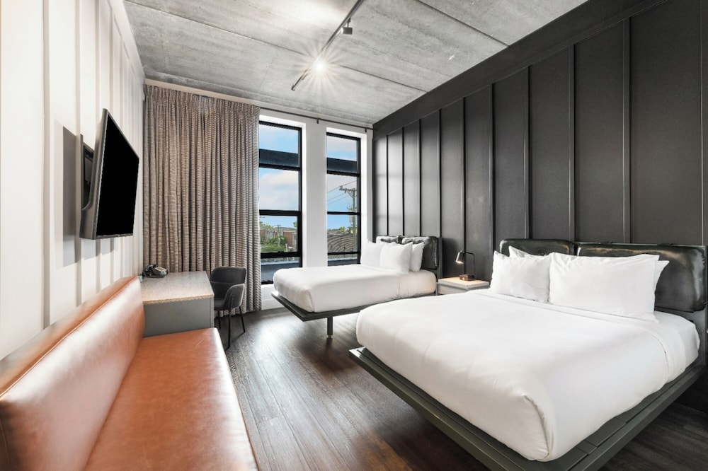 Room (Skyline View) - Photo 2