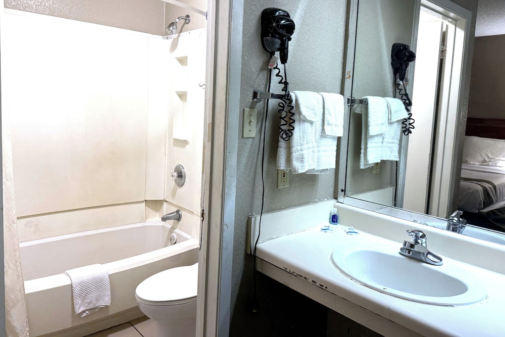 Suite, Non Smoking (2 King Beds) - Photo 7