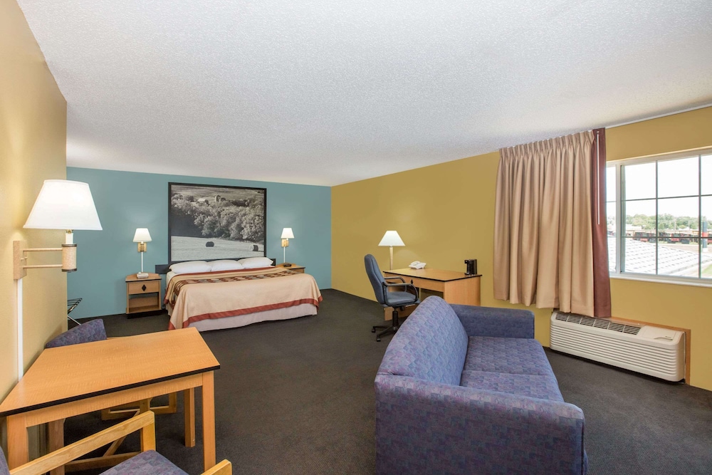 Superior Suite, 1 King Bed, Non Smoking (One-Bedroom Suite) - Photo 1