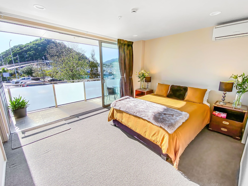 Luxury Waterfront Dockside 2 Bedroom Apartment