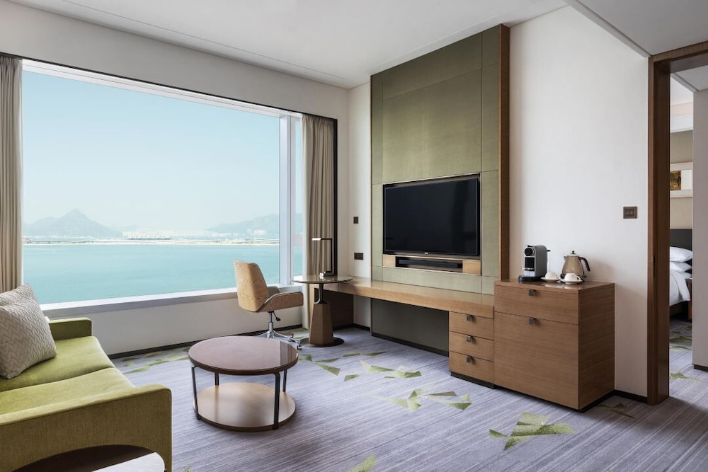 Premier Suite, 1 King Bed photo 2