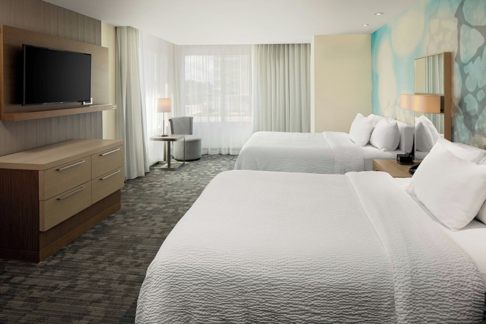 Room, 2 Queen Beds (Mobility Accessible, Roll-in Shower) photo 1