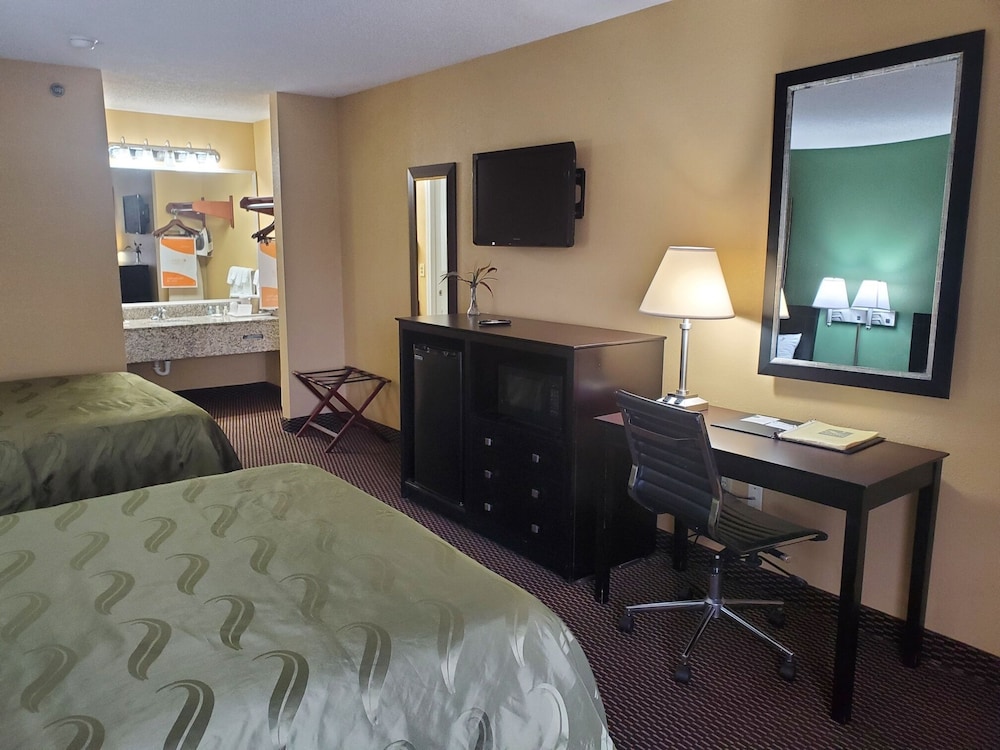 Standard Room, 2 Queen Beds, Non Smoking - Photo 2