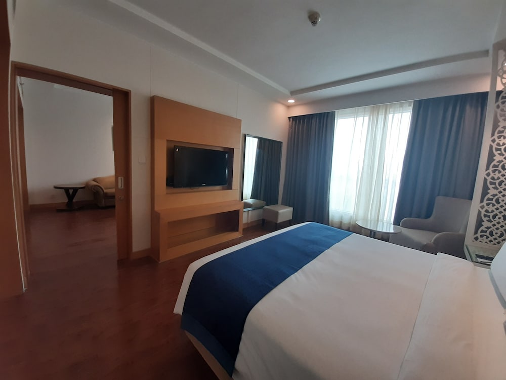 Suite, 1 King Bed, Smoking photo 3
