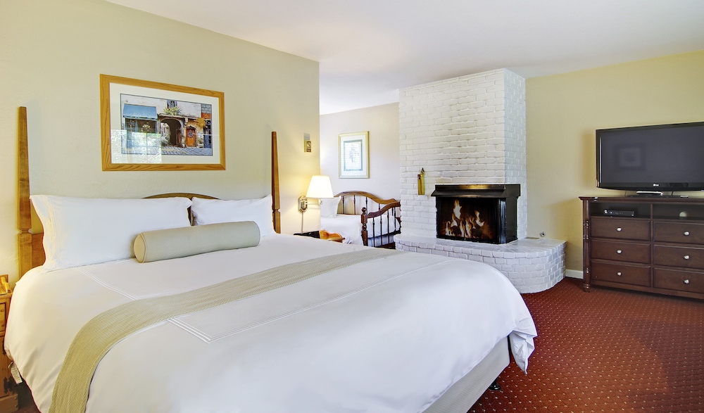 Deluxe Room, 1 King Bed (Pet-Friendly) photo 1