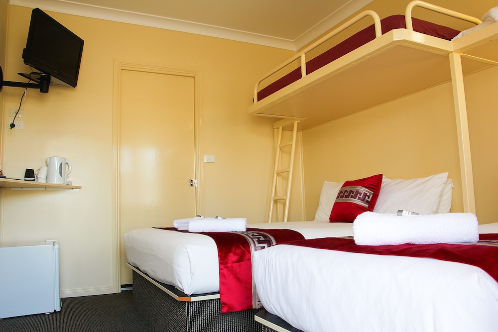 Basic Quadruple Room, 2 Bedrooms (Queen Plus 2 Singles)