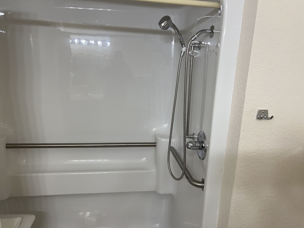 Basic Room 1 Queen Bed (Accessible) - Photo 9