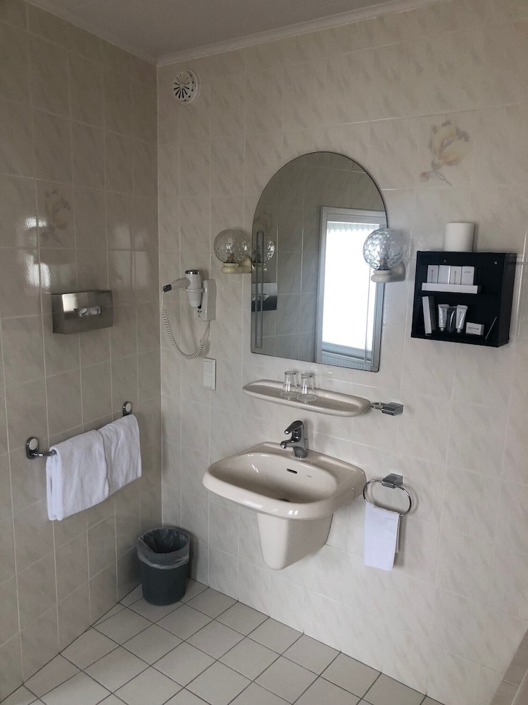 Basic Double Room, 1 Queen Bed photo 3
