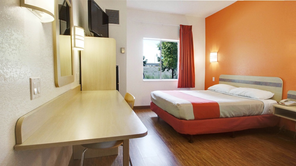 Deluxe Room, 1 Queen Bed, Non Smoking photo 2