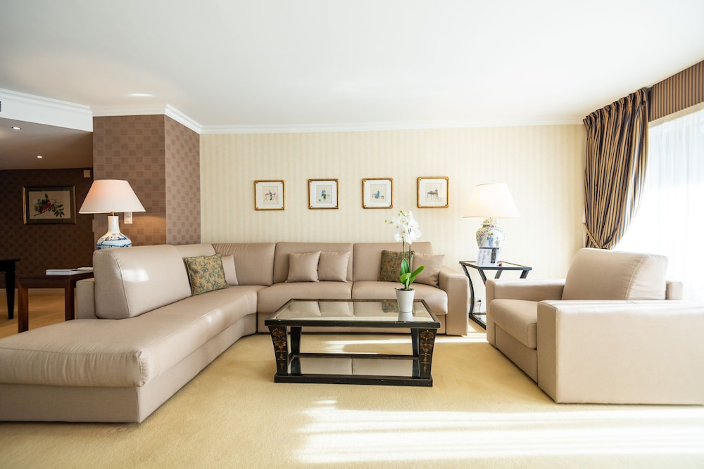 Executive Suite, 1 King Bed, Balcony, Lake View - Photo 3