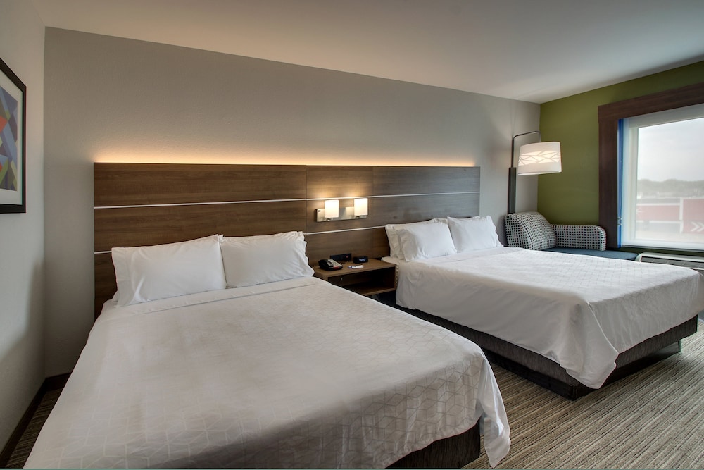 Standard Room, 2 Queen Beds, Accessible - Photo 6