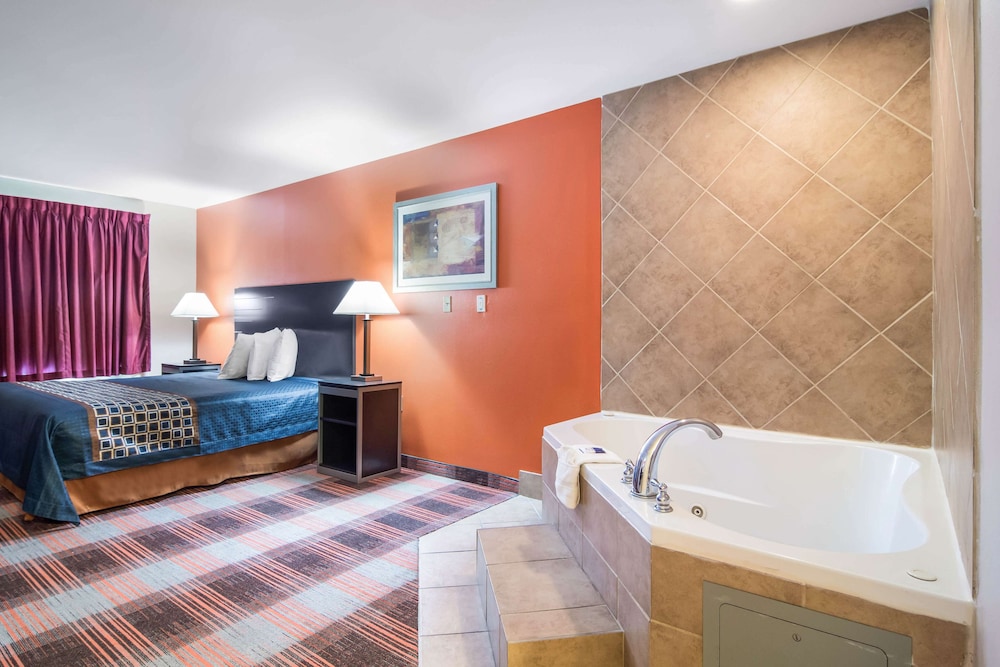Suite, 1 King Bed, Smoking, Jetted Tub - Photo 5