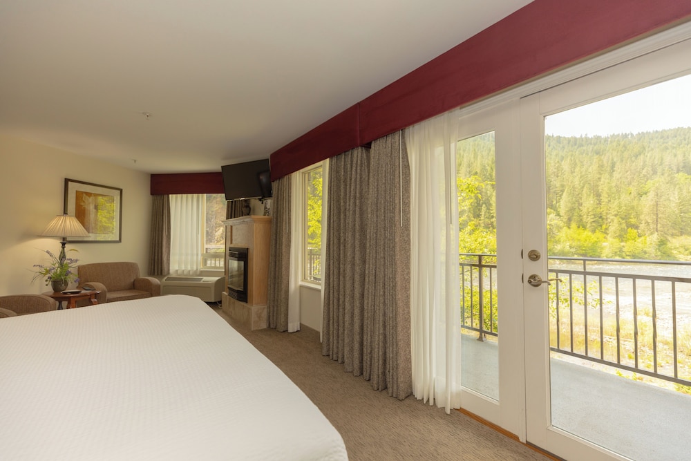 Suite, 1 King Bed, Jetted Tub, River View (Oversized Room) photo 2