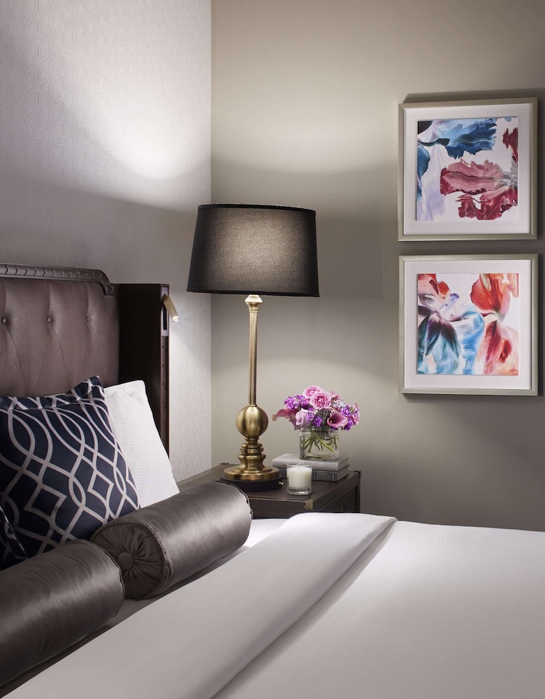 Room, 1 King Bed, River View (Fairmont Gold) - Photo 6