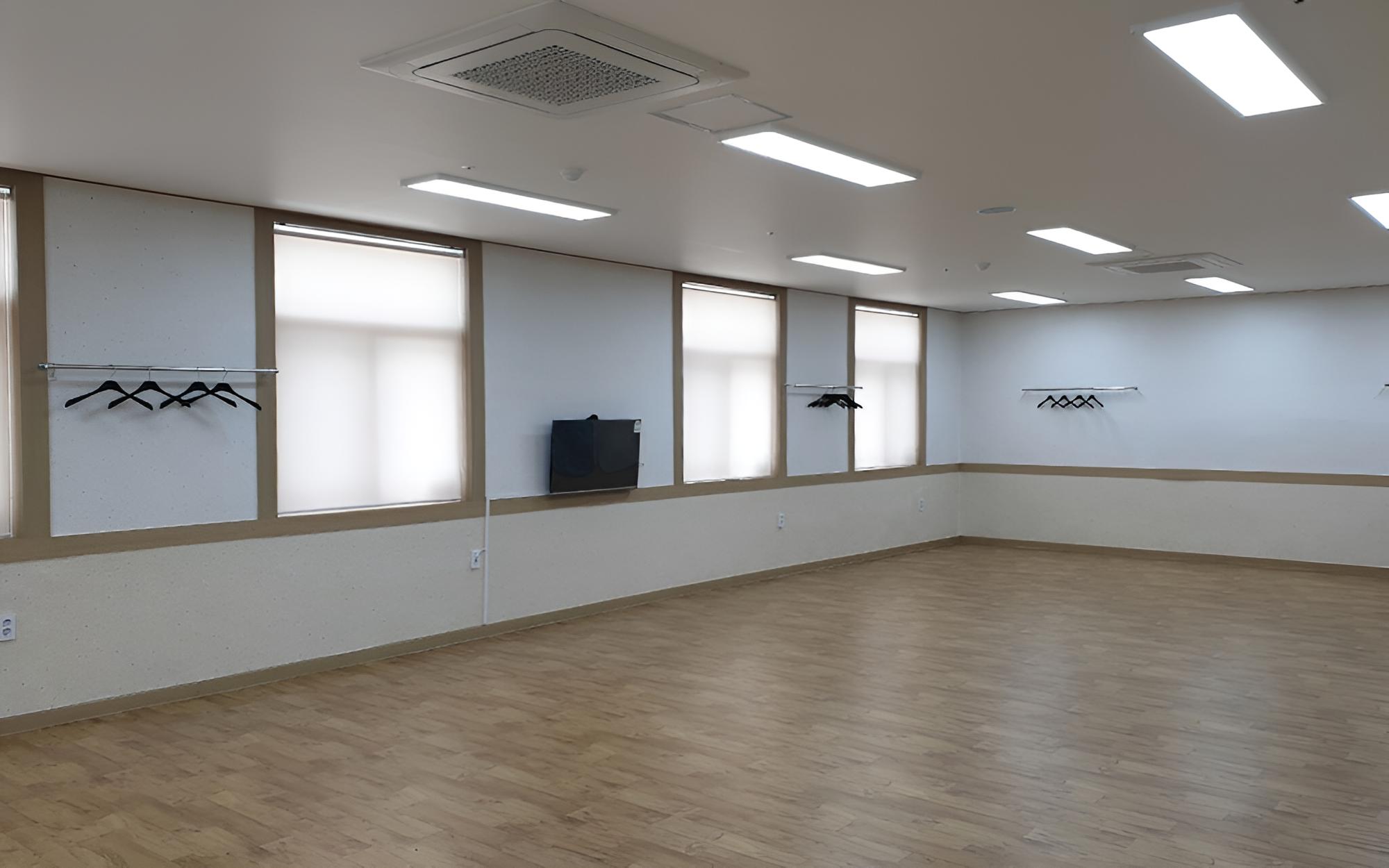 Room (Group (large)) - Photo 1
