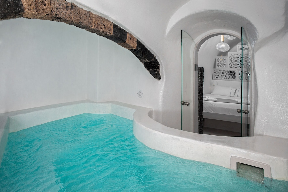 Junior Cave Suite Indoor Hot Tub Shared Balcony
