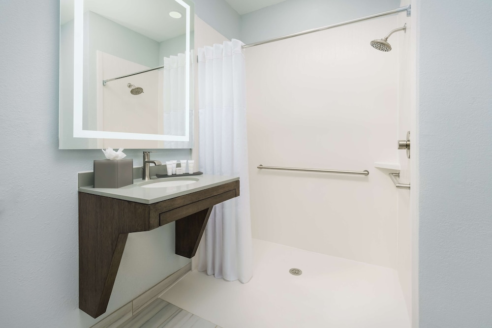 Studio, 2 Queen Beds, Accessible (Roll-In Shower) - Photo 4