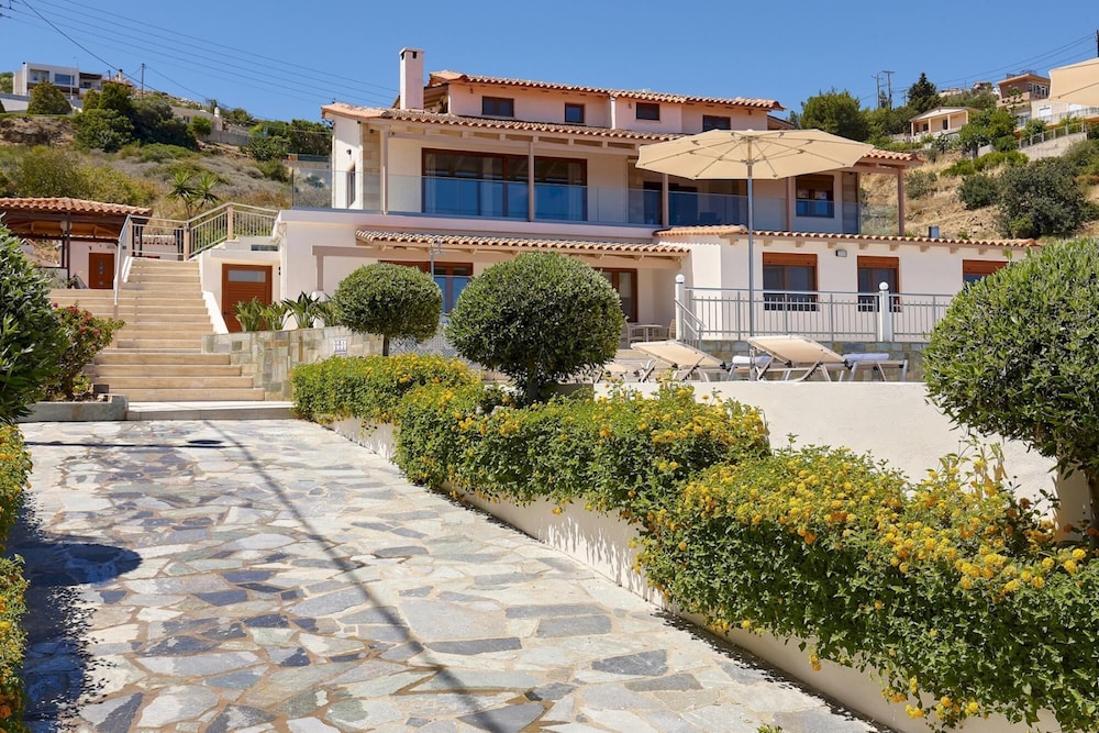 Villa photo 2
