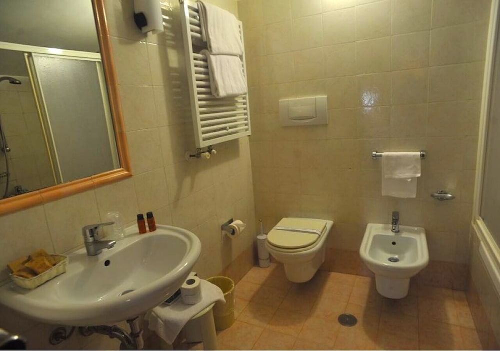 Economy Double Room - Photo 5