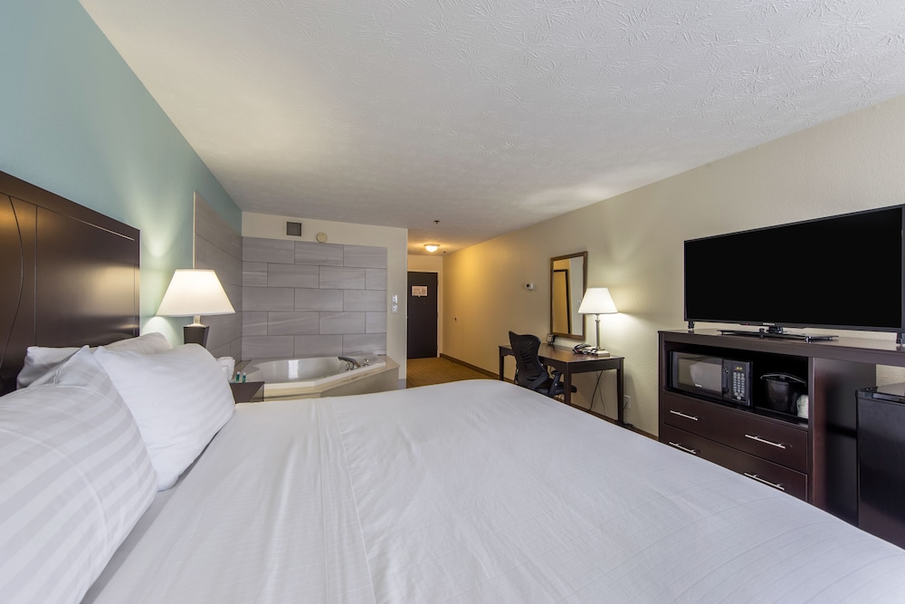 Suite, 1 King Bed - Photo 4