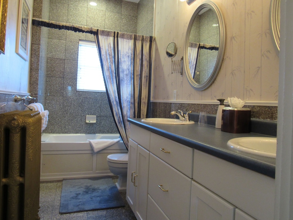 Design Suite, Ensuite, Mountain View (Cypress - 2) photo 2