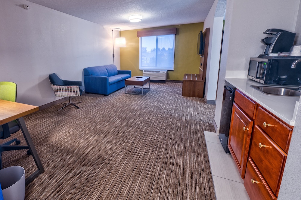Suite, 1 King Bed, Jetted Tub - Photo 4