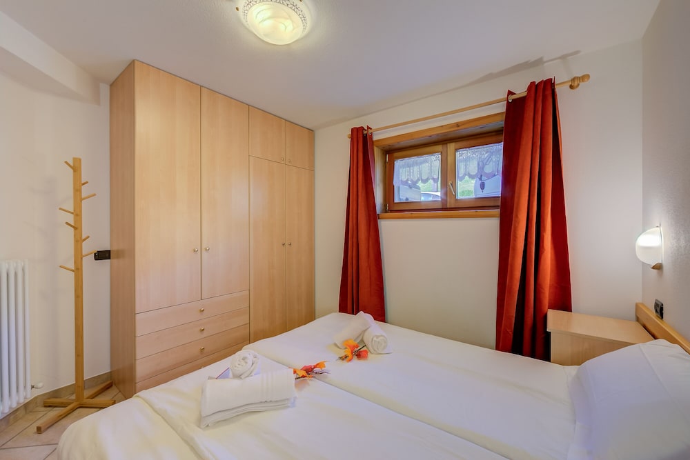 Family Apartment, Multiple Bedrooms (Chalet Sciachilo’ Ski In-Ski Out)