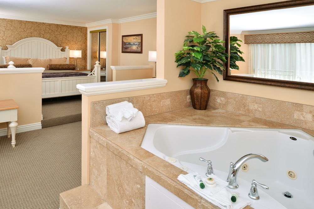 Honeymoon Suite - Photo 1