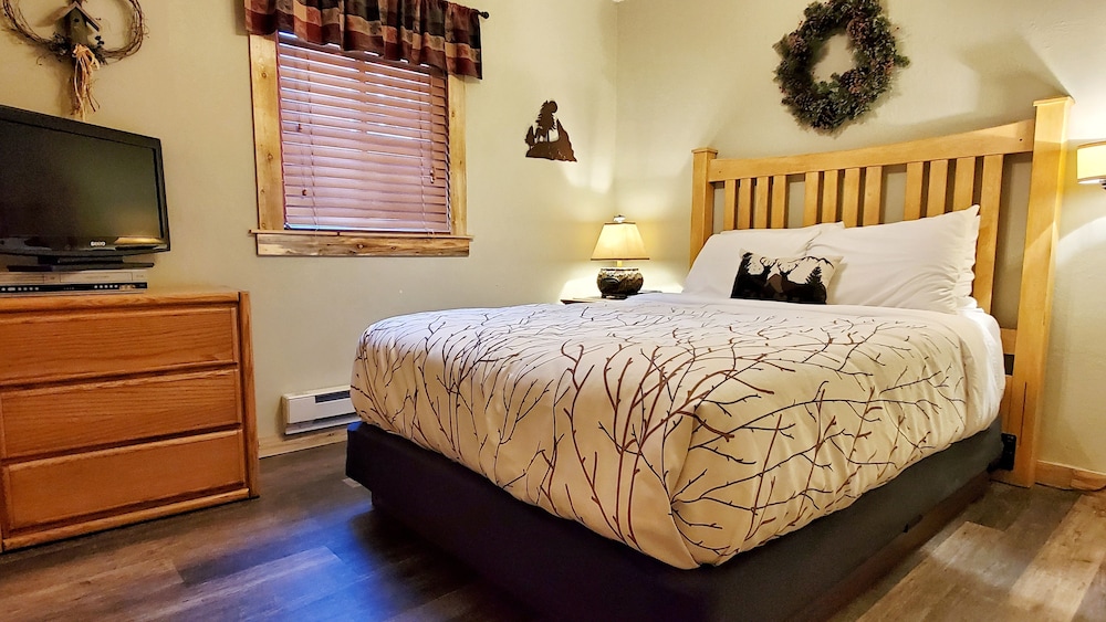 Luxury Cabin, 3 Bedrooms, Hot Tub, River View photo 2
