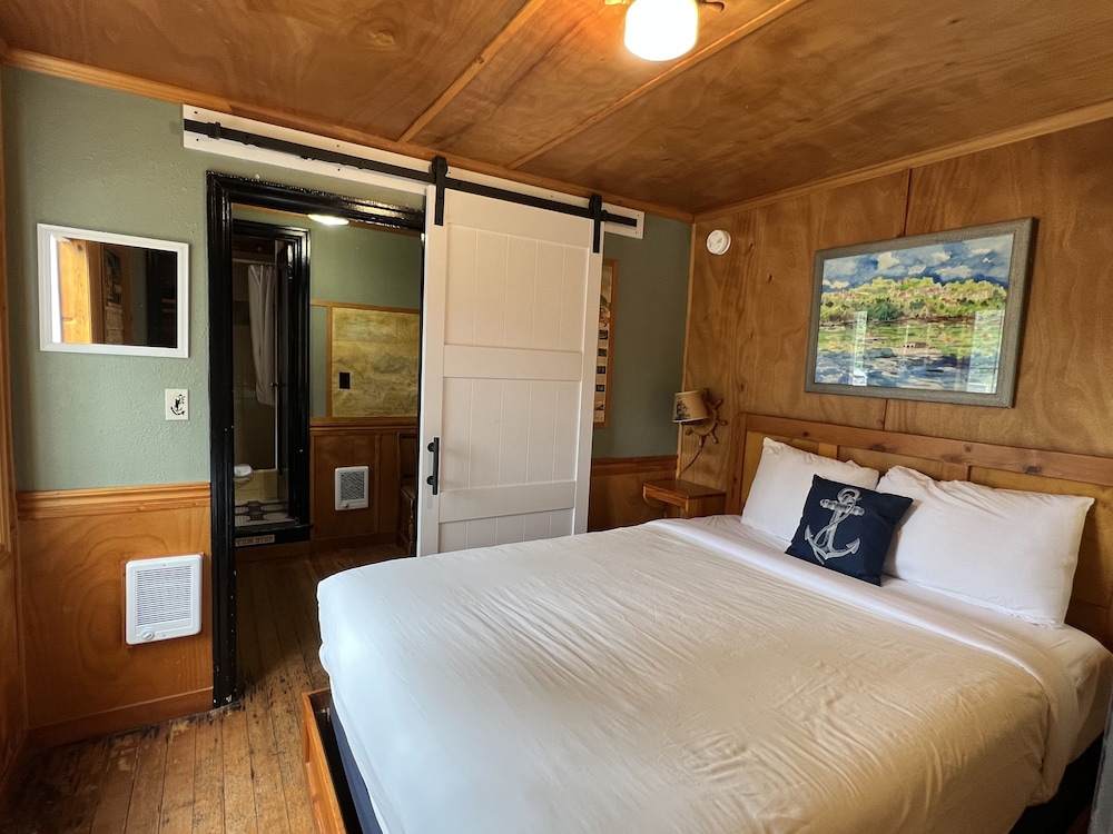 Courtyard Cabin 8- Pet Friendly