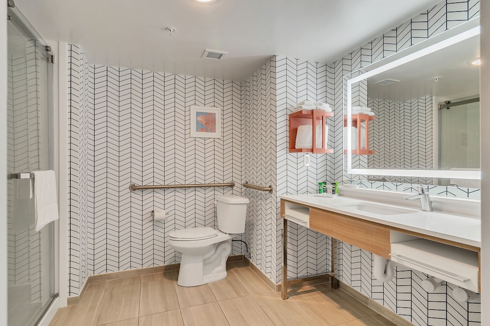 Standard Room, 1 King Bed, Roll-in Shower (Mobility Accessible) - Photo 3